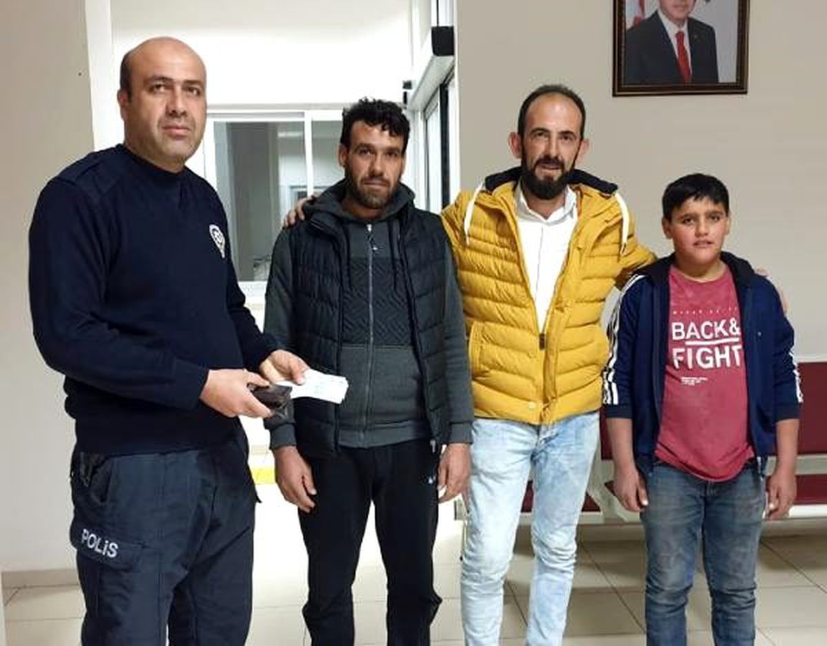 Suriyeli baba ve oğlu, buldukları cüzdanı polise teslim etti