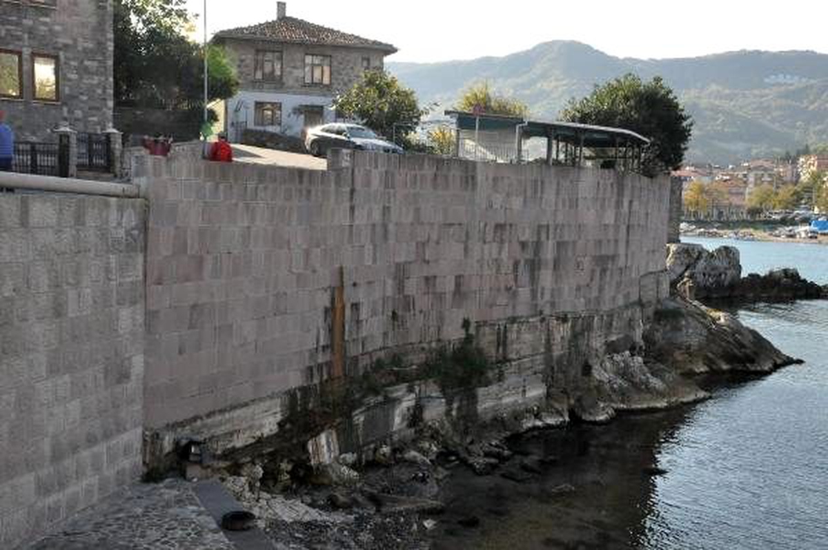 Tarihi kalenin duvarlarından kanalizasyon suyu akıyor