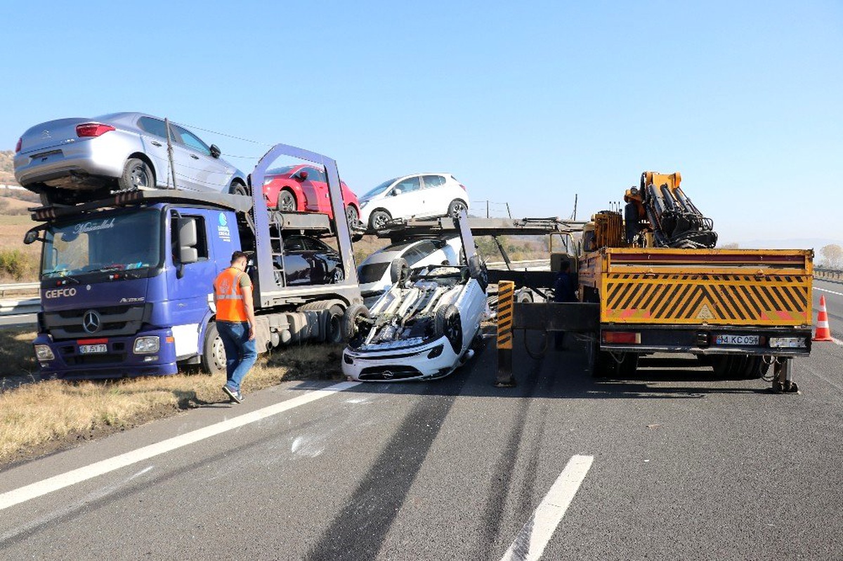 TEM\'de kaza yapan tırdaki sıfır otomobiller hurdaya döndü