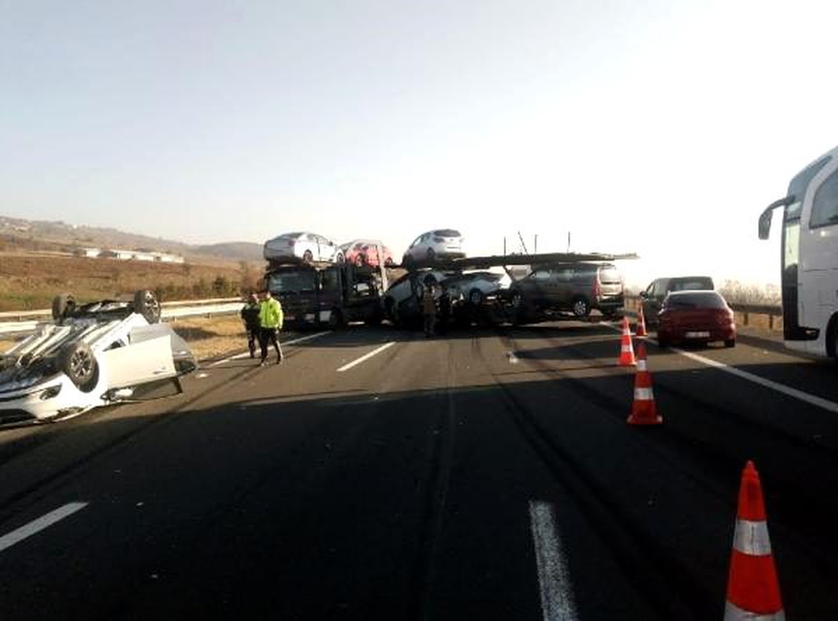 TIR kaza yaptı; taşıdığı sıfır kilometre araçlar zarar gördü