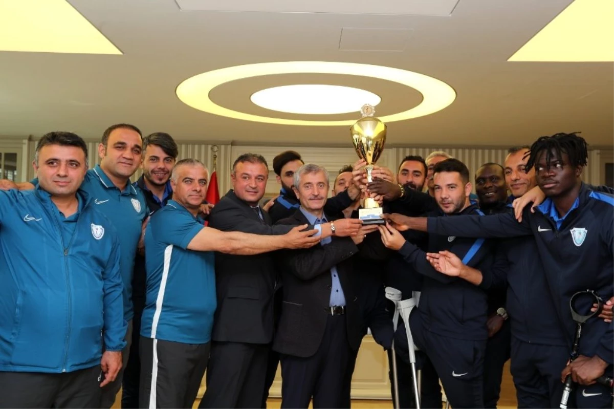 Türkiye Kupası\'nı Onursal Başkan Tahmazoğlu\'na hediye ettiler