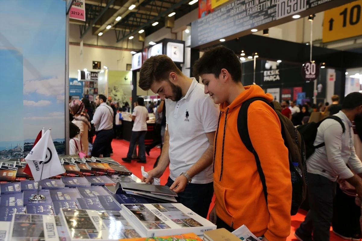 Uluslararası İstanbul Kitap Fuarı\'nda AA yayınlarına ilgi