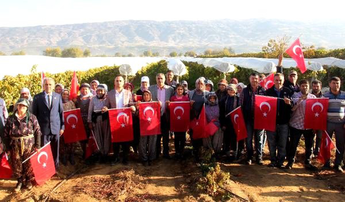 Üzüm bağında Atatürk\'ü andılar