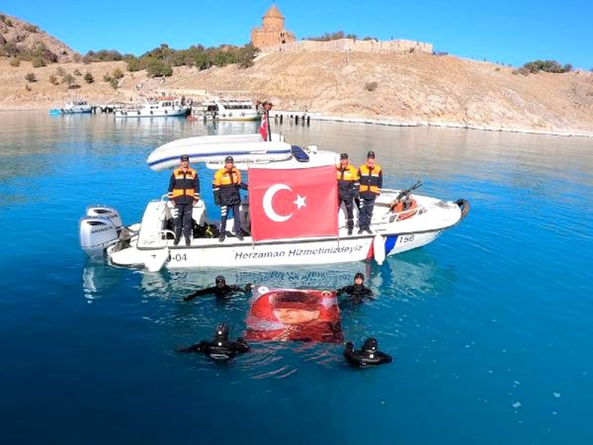 Van Gölü\'nde Ata\'ya saygı dalışı
