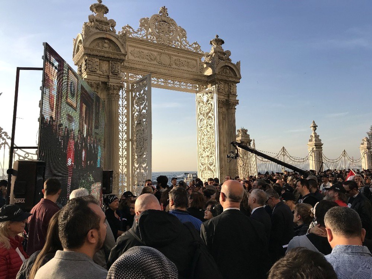 Vatandaşlar Dolmabahçe Sarayı\'na akın etti