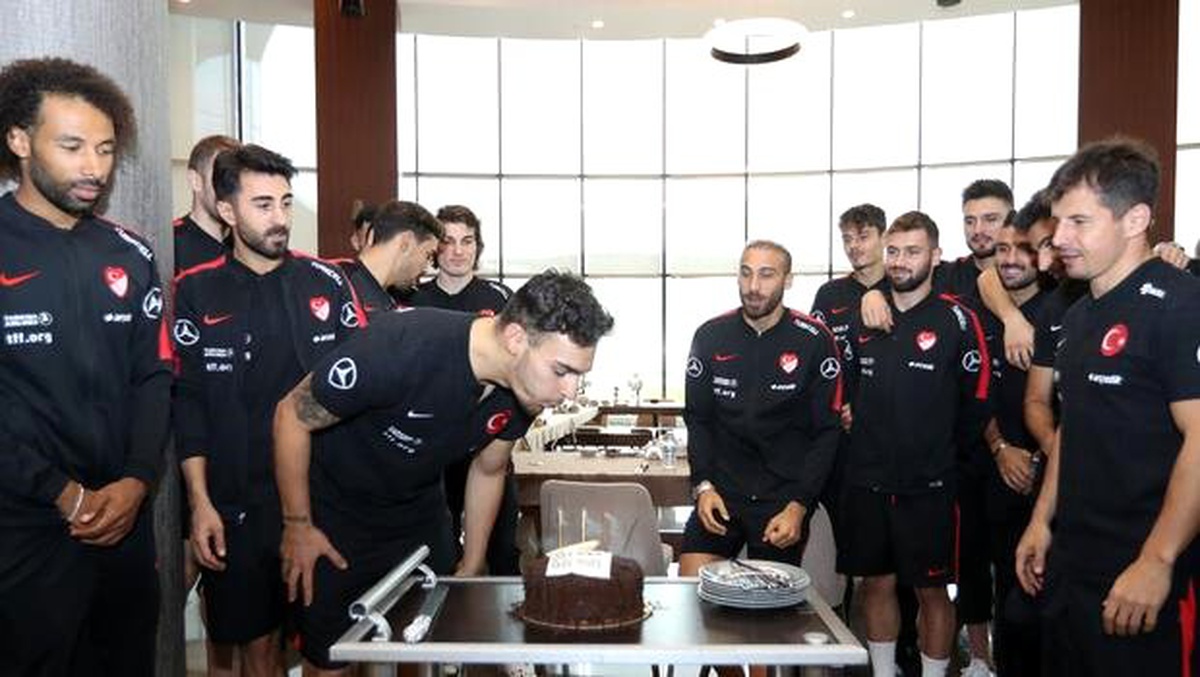 A Milli Futbol Takımı\'nda Kaan Ayhan\'ın doğum günü kutlandı