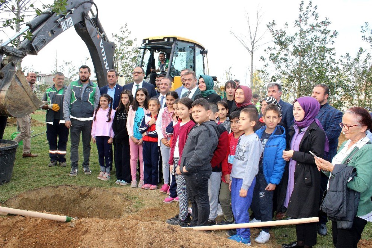 AK Parti Genel Başkan Yardımcısı Kaya, \'Geleceğe Nefes\' için fidan dikti