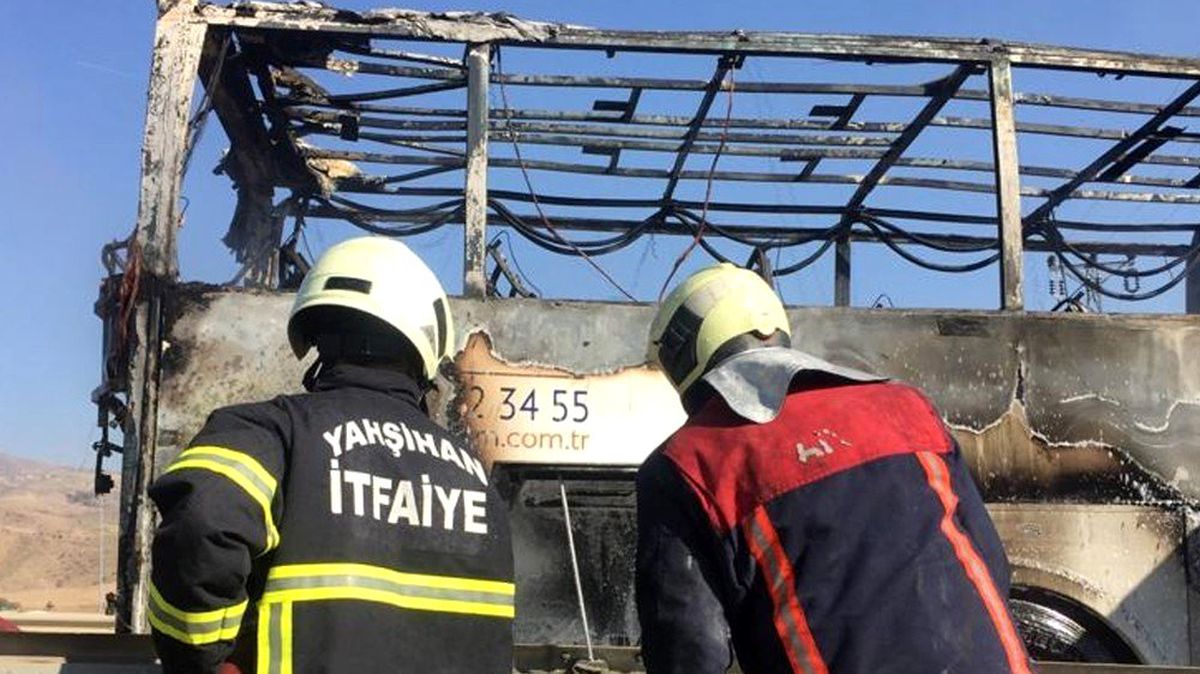 Alev alev yanan otobüsten geriye iskelet kaldı