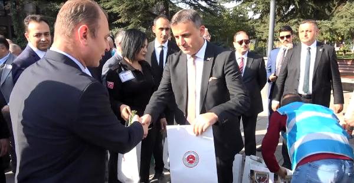Ankara Adliyesi önünde çam fidanı dağıtıldı