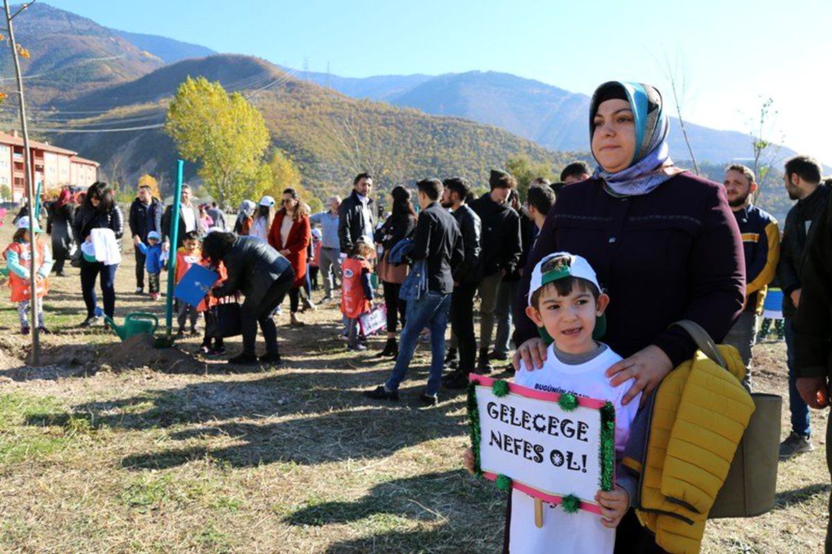 Artvin\'de 100 bin fidan toprakla buluşturuldu