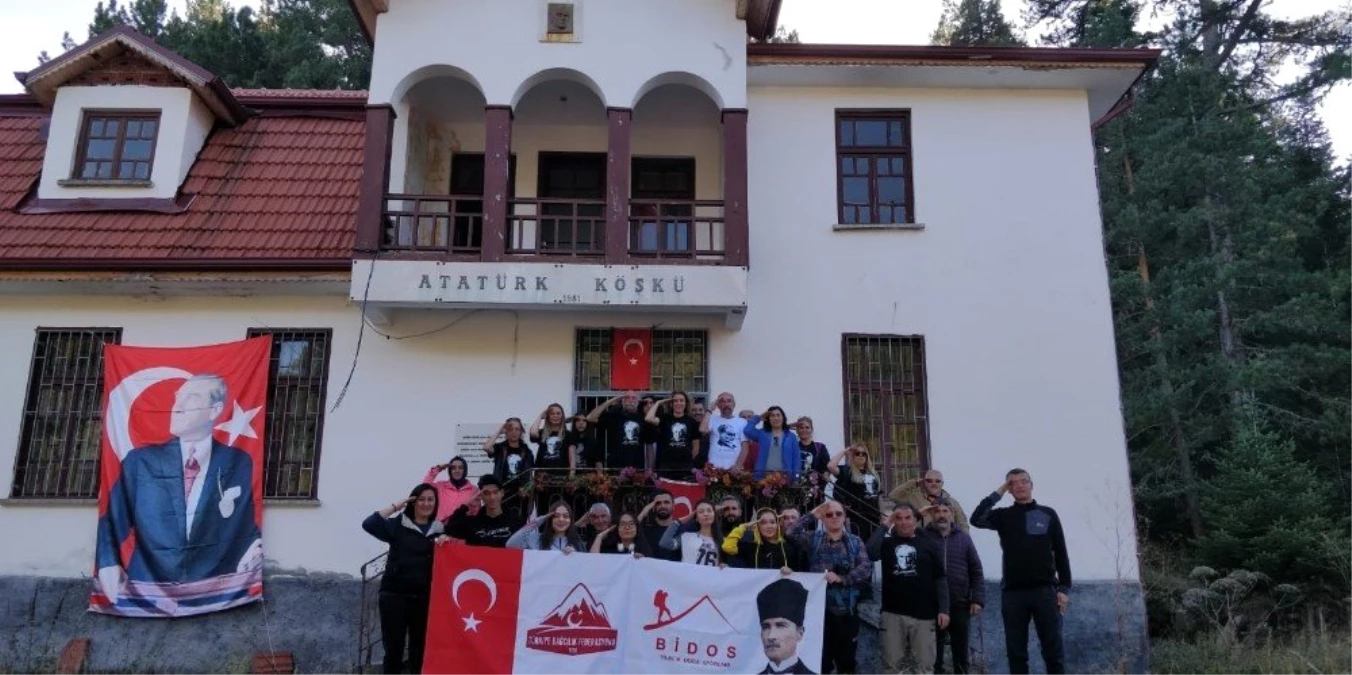 Atatürk Köşkü\'nü kasımpatılarla süslediler