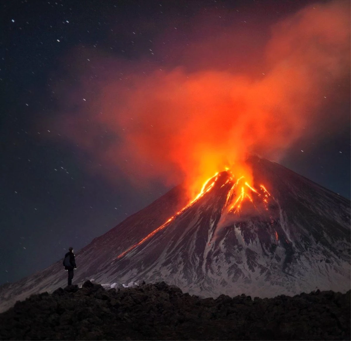 Avrasya\'nın en aktif yanardağı 3 yıl aradan sonra lav püskürtmeye başladı