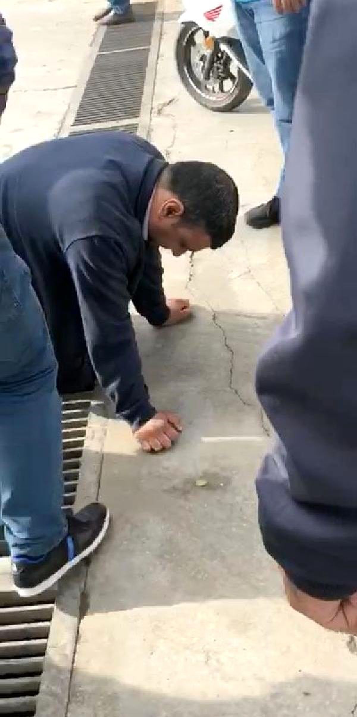 Bacağı mazgala sıkışan otobüs şoförünü itfaiye kurtardı