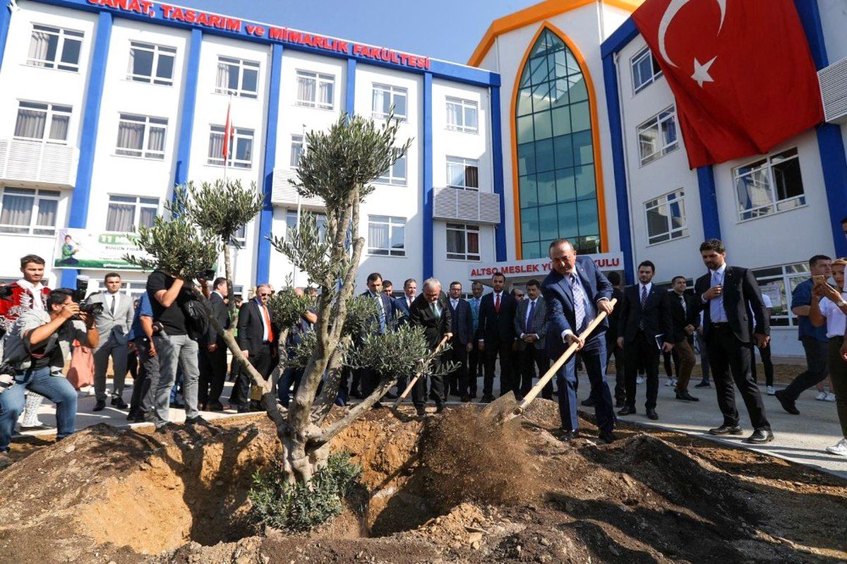 Bakan Çavuşoğlu Antalya\'da \'Geleceğe Nefes\' için ağaç dikti