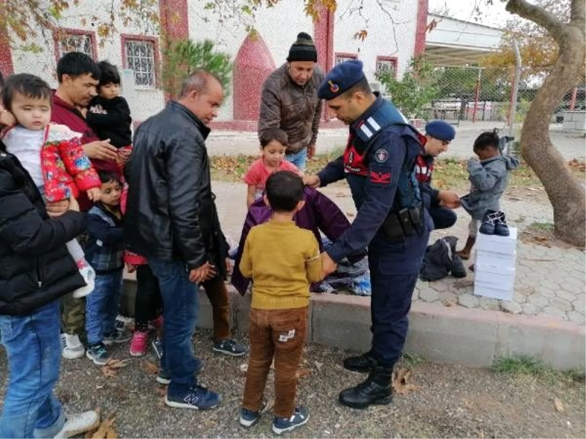 Balıkesir\'de 86 kaçak göçmen ile 2 organizatör yakalandı