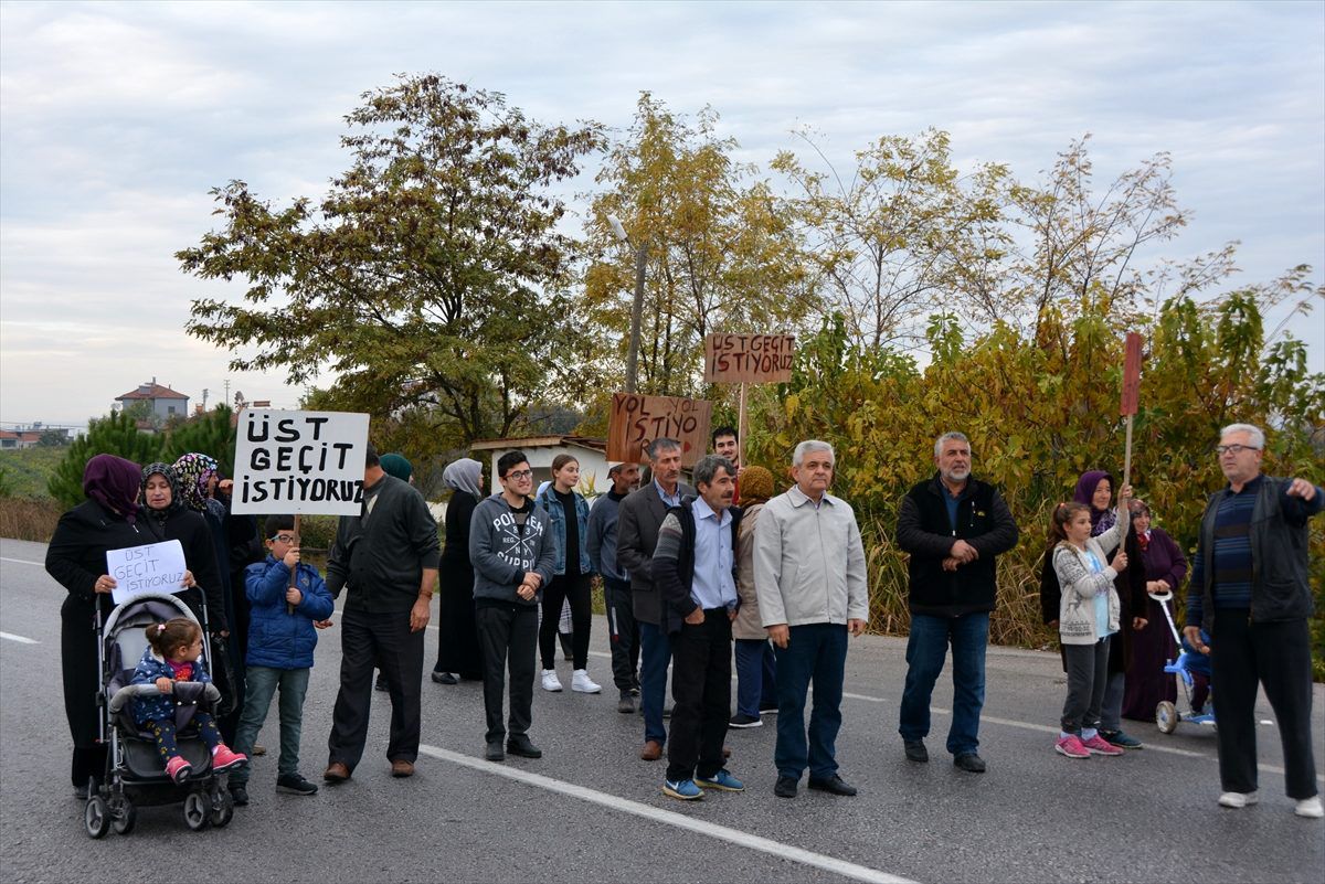 Balıkesir\'de geçit isteyen mahalleliler yol kapatma eylemi yaptı
