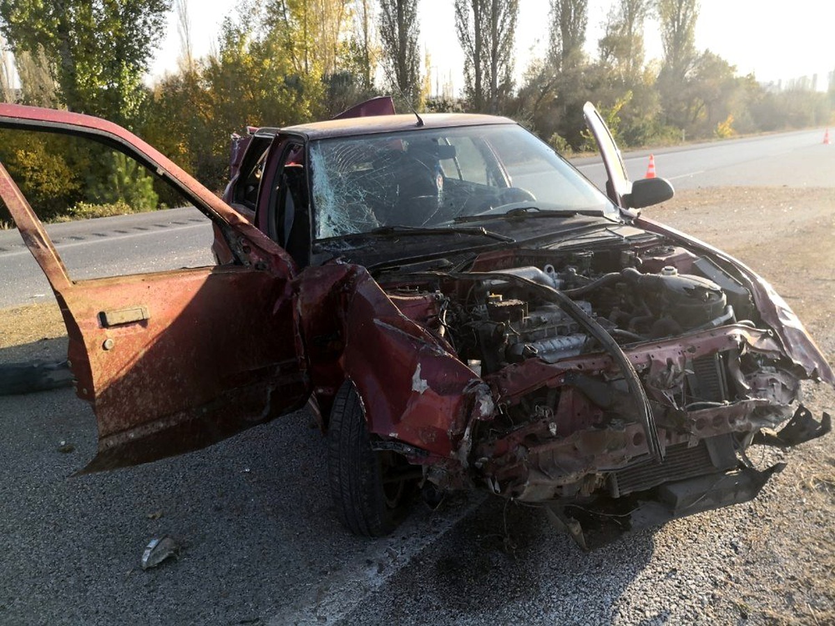 Bariyerlere çarpan otomobil hurdaya döndü
