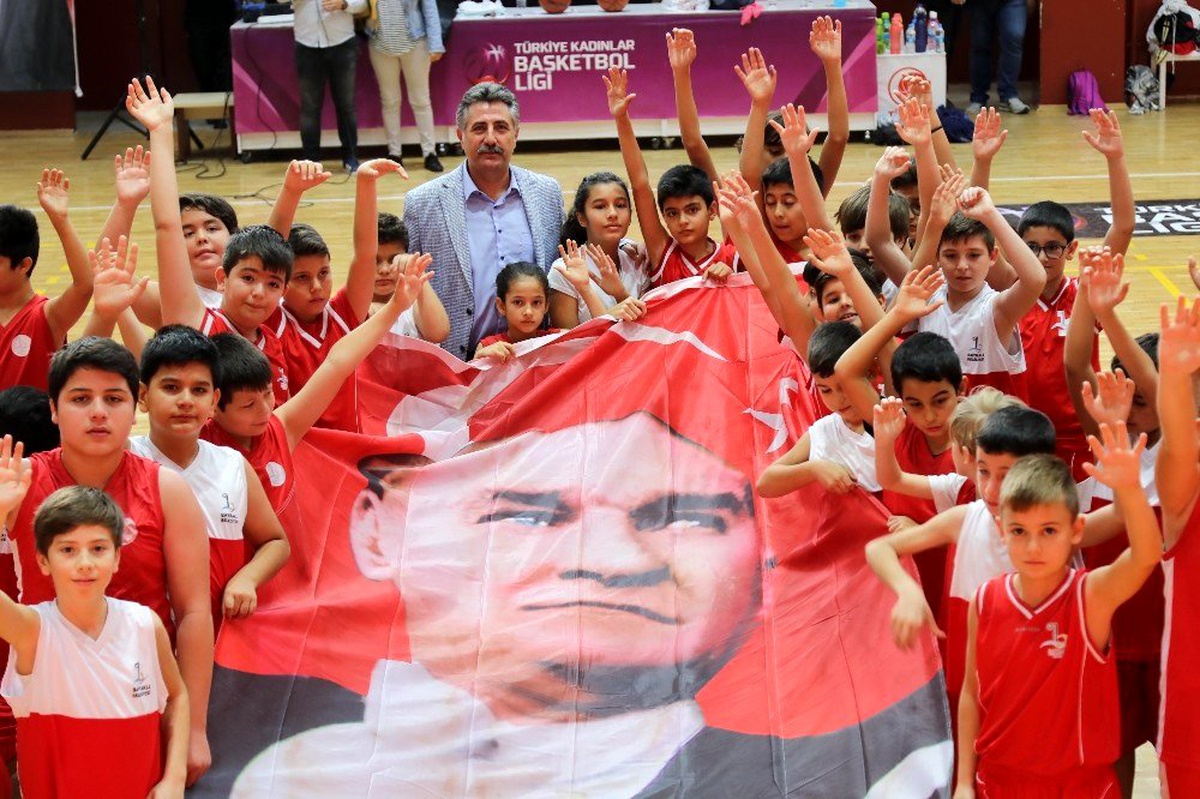 Bayraklı ve Buca\'da Atatürk etkinliklerle anıldı