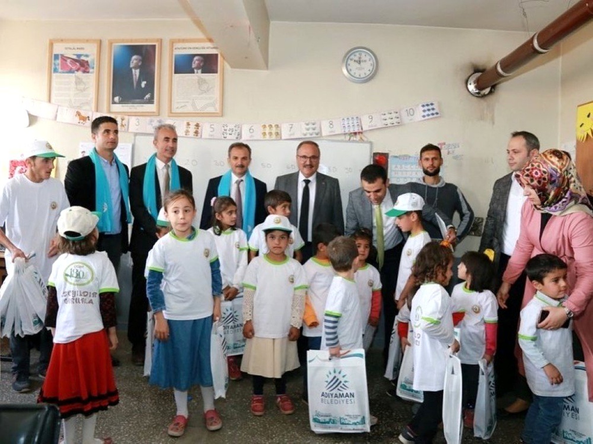 Belediye Başkanı Kılınç, köy okulu öğrencilerine kırtasiye malzemesi dağıttı