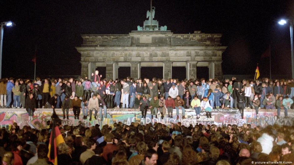 Berlin Duvarı\'nın yıkıldığı gece