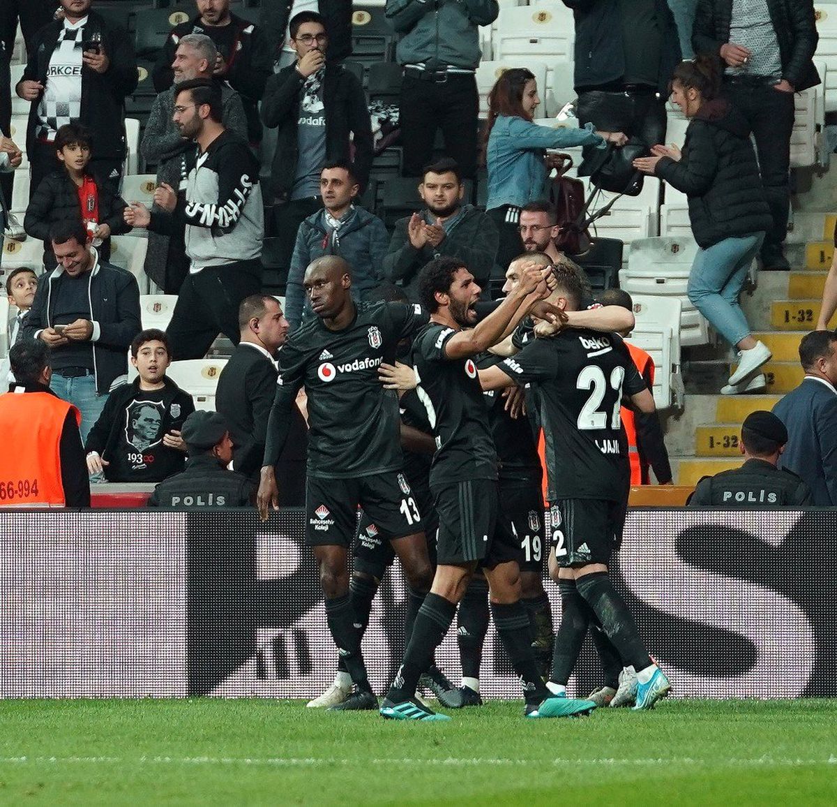Beşiktaş farkı 3\'e indirdi