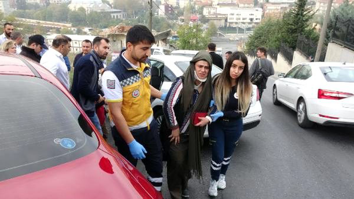 Beyoğlu\'nda yokuşta aracı sollamak istedi; 2 yaralı