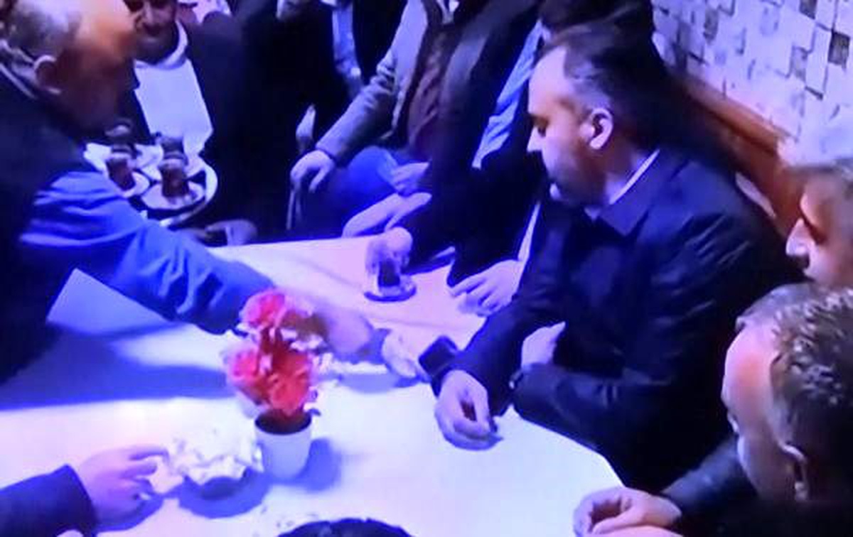 Bu kıraathaneye gelenler, yapılan şakalarla panik yaşıyor