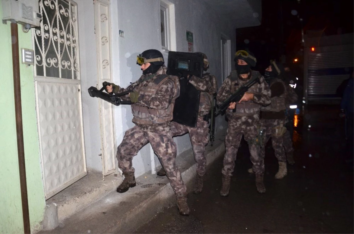 Bursa\'da bin polisle şafak operasyonu, Özel harekat kapıları böyle kırdı