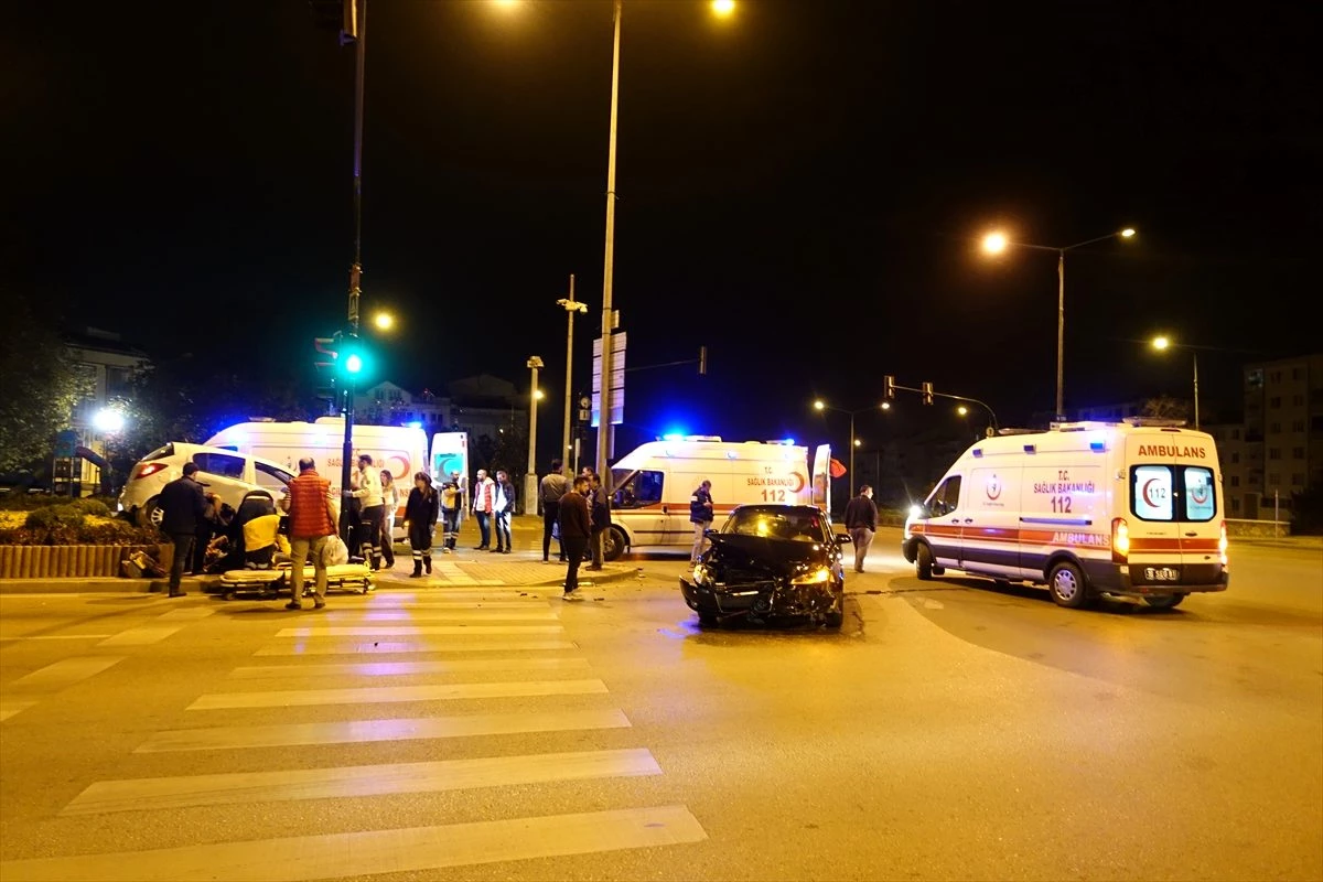 Bursa\'da iki otomobilin çarpışması sonucu 3 kişi yaralandı