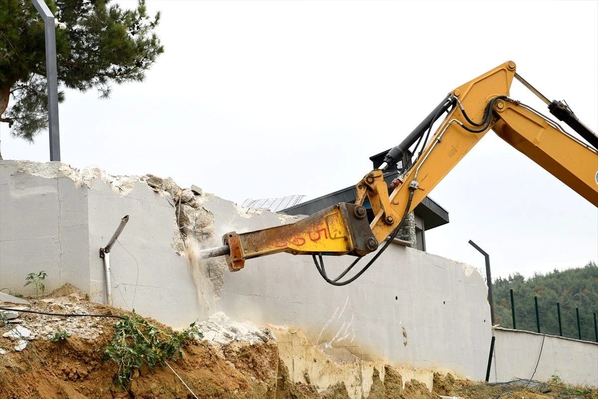Bursa\'da kaçak olduğu belirlenen villa yıkılıyor