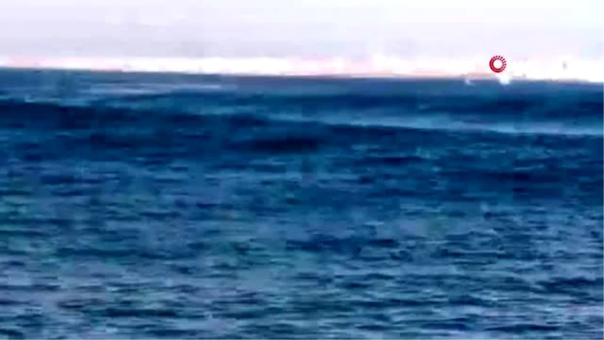 Büyükada\'da kıyıya vuran dalgalar nedeniyle vatandaşlar ölümden döndü
