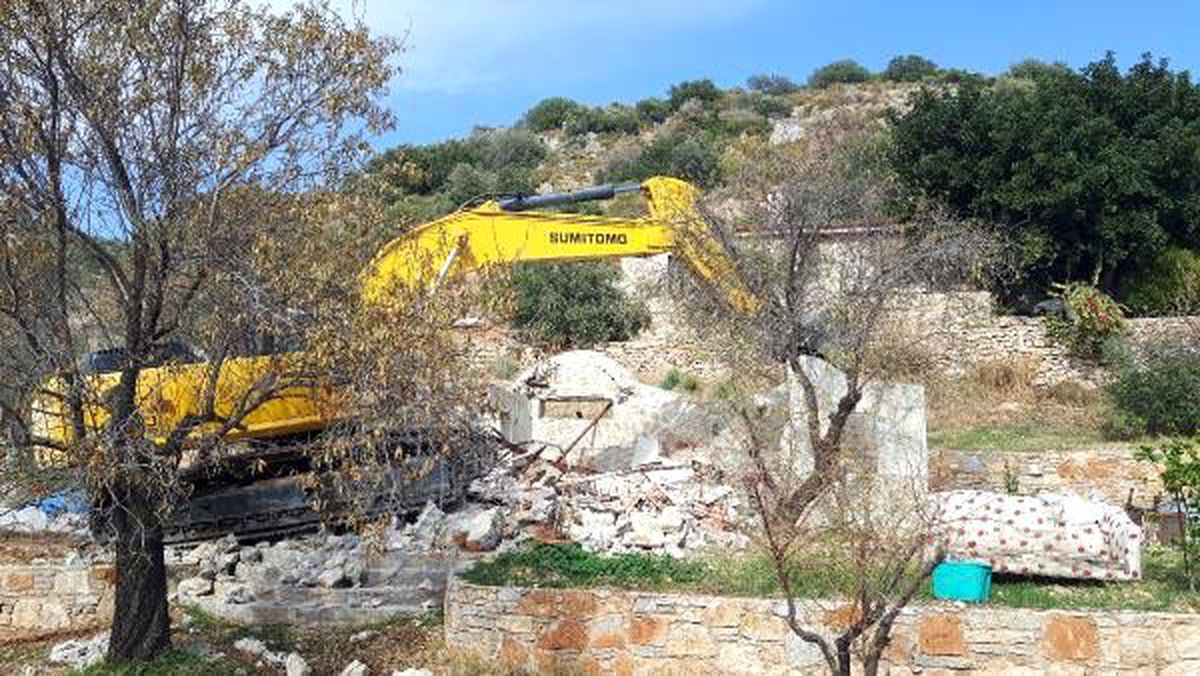 Datça\'da kaçak yapılar yıkılıyor