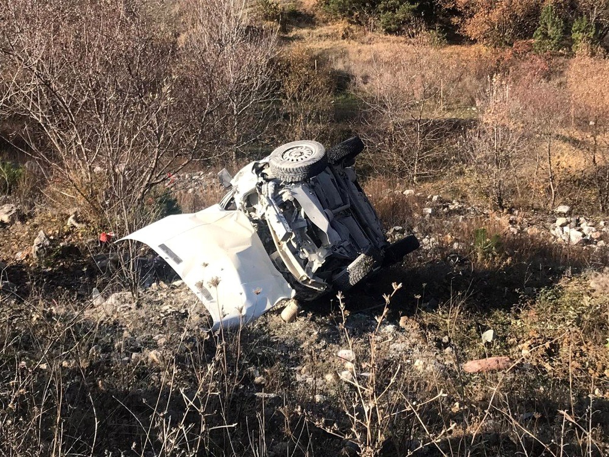 Direksiyon başında uyuyan sürücü, otomobiliyle şarampole uçtu