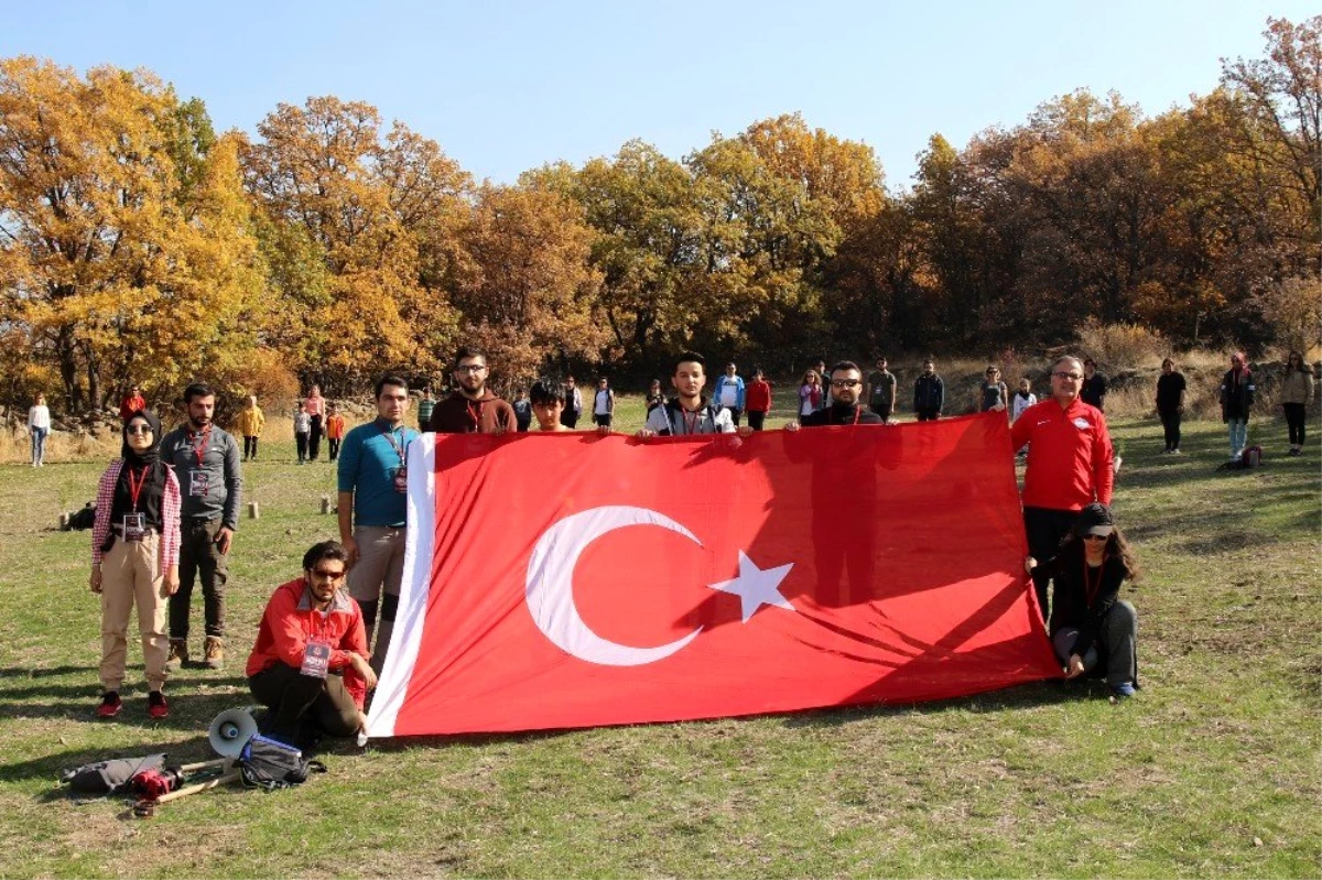 Doğaseverler Atatürk anısına fidan dikti