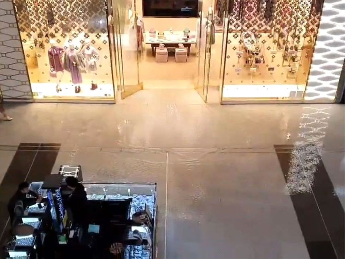 Dubai\'de alışveriş merkezini su bastı