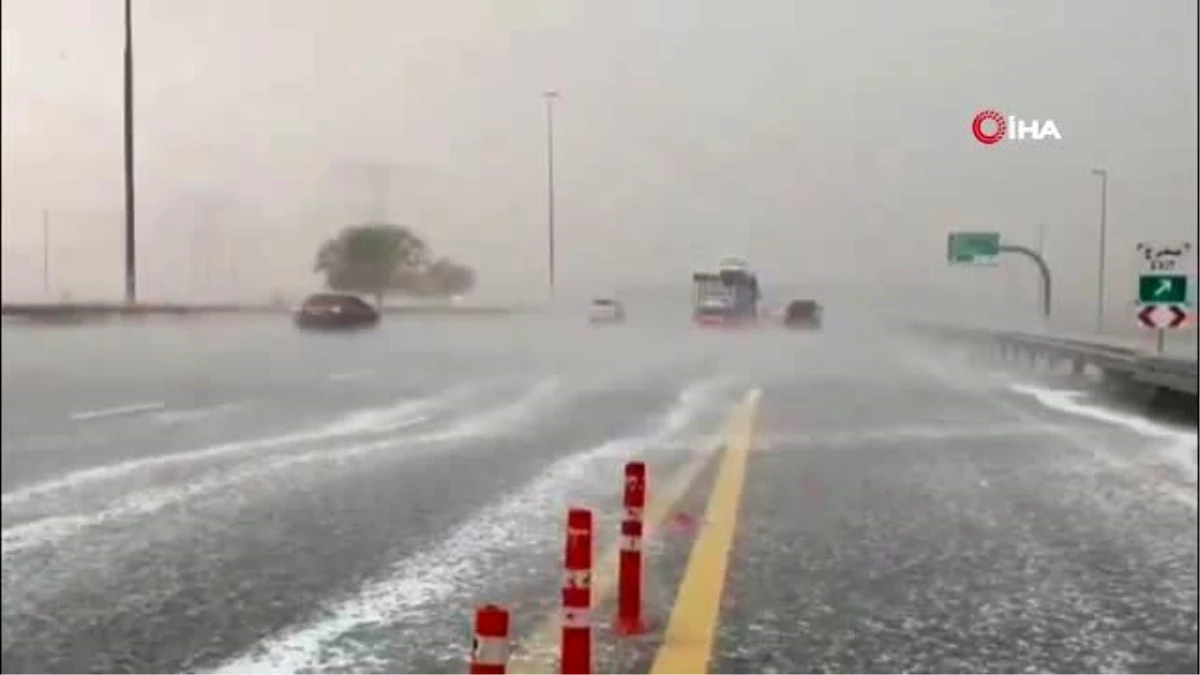 Dubai\'de alışveriş merkezini su bastı