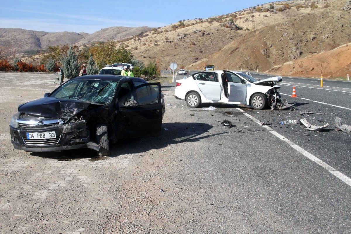 Elazığ\'da trafik kazası: 4 yaralı