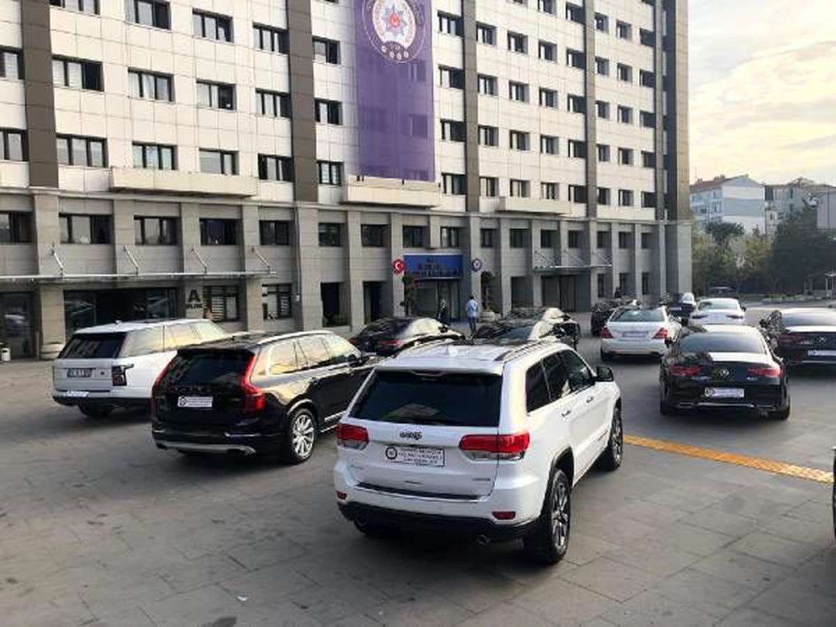 Emniyet Müdürlüğünün bahçesi lüks araç galerisine döndü (1)