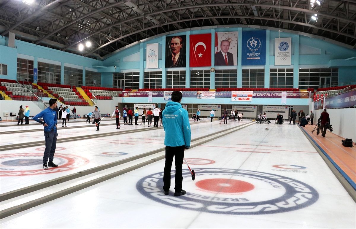 Erzurum Valisi Okay Memiş, tekerlekli sandalyede curling oynadı
