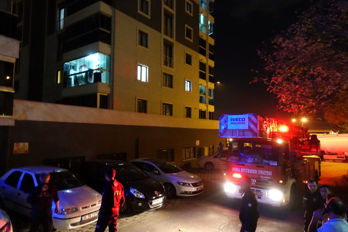 Evde kilitli kalan çocukları itfaiye kurtardı