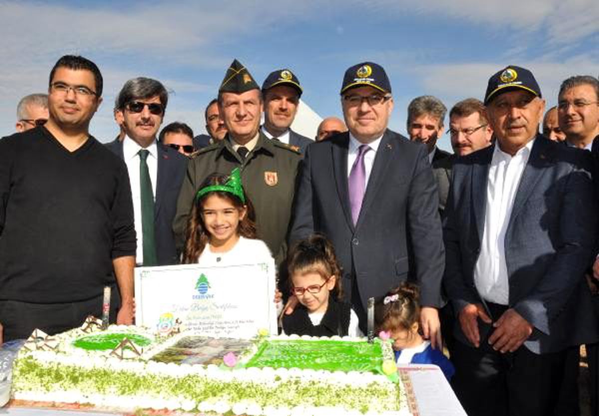 Fidan dikim töreninde doğum günü sürprizi