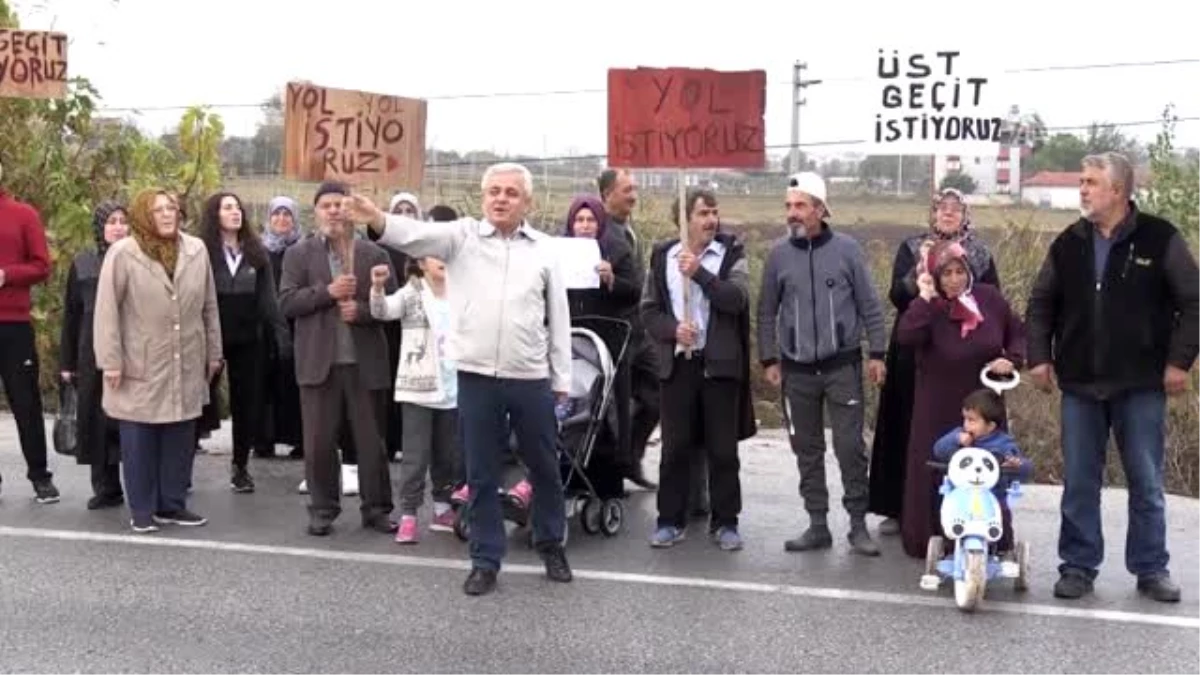 Geçit isteyen mahalleliler yol kapatma eylemi yaptı