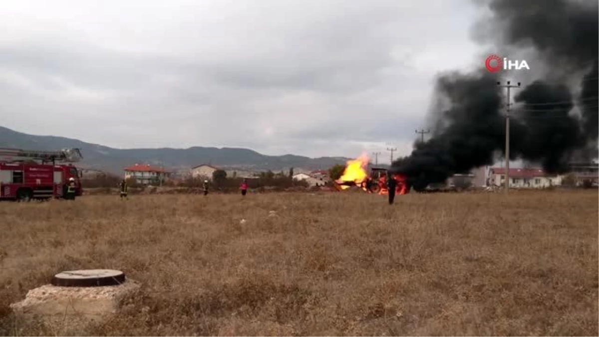 Gediz\'de doğalgaz borusu patlatan iş makinesi alev alev yandı