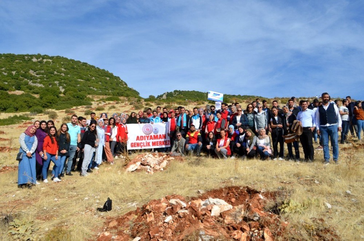 Gençler "Daha Yeşil Bir Türkiye" için fidan dikti
