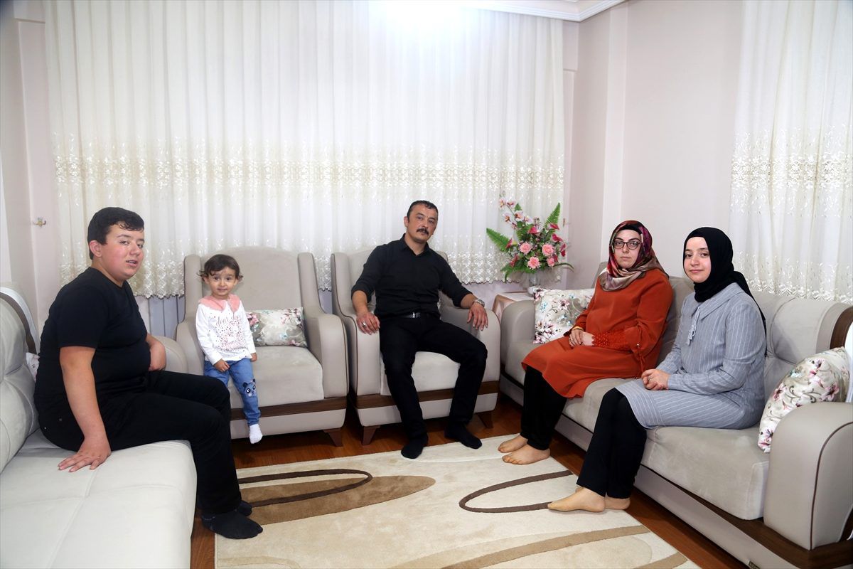 Görme engelli arkadaşının "kalemi" oldu