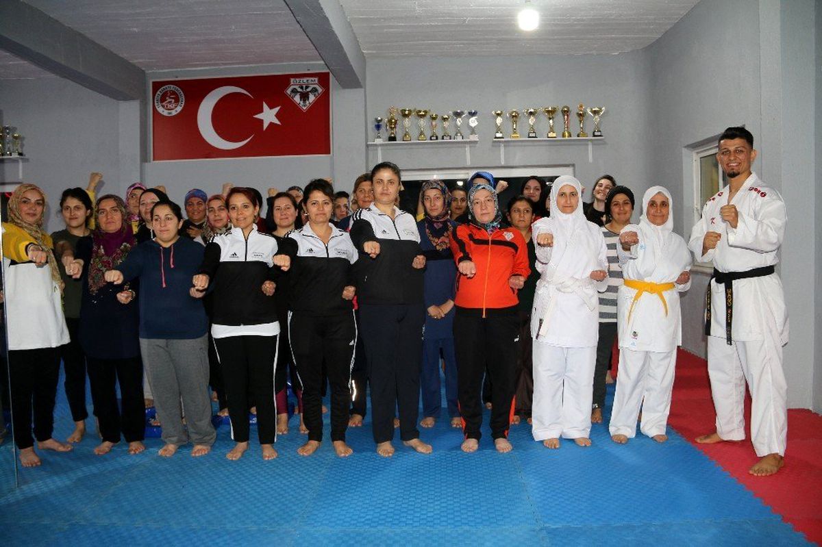 Gündüz ev hanımı gece karateci