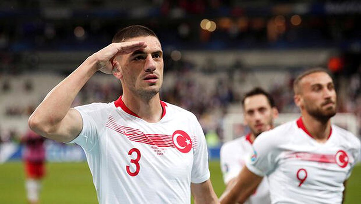 Hakan Çalhanoğlu\'ndan Merih Demiral\'a; \'Komando!\'