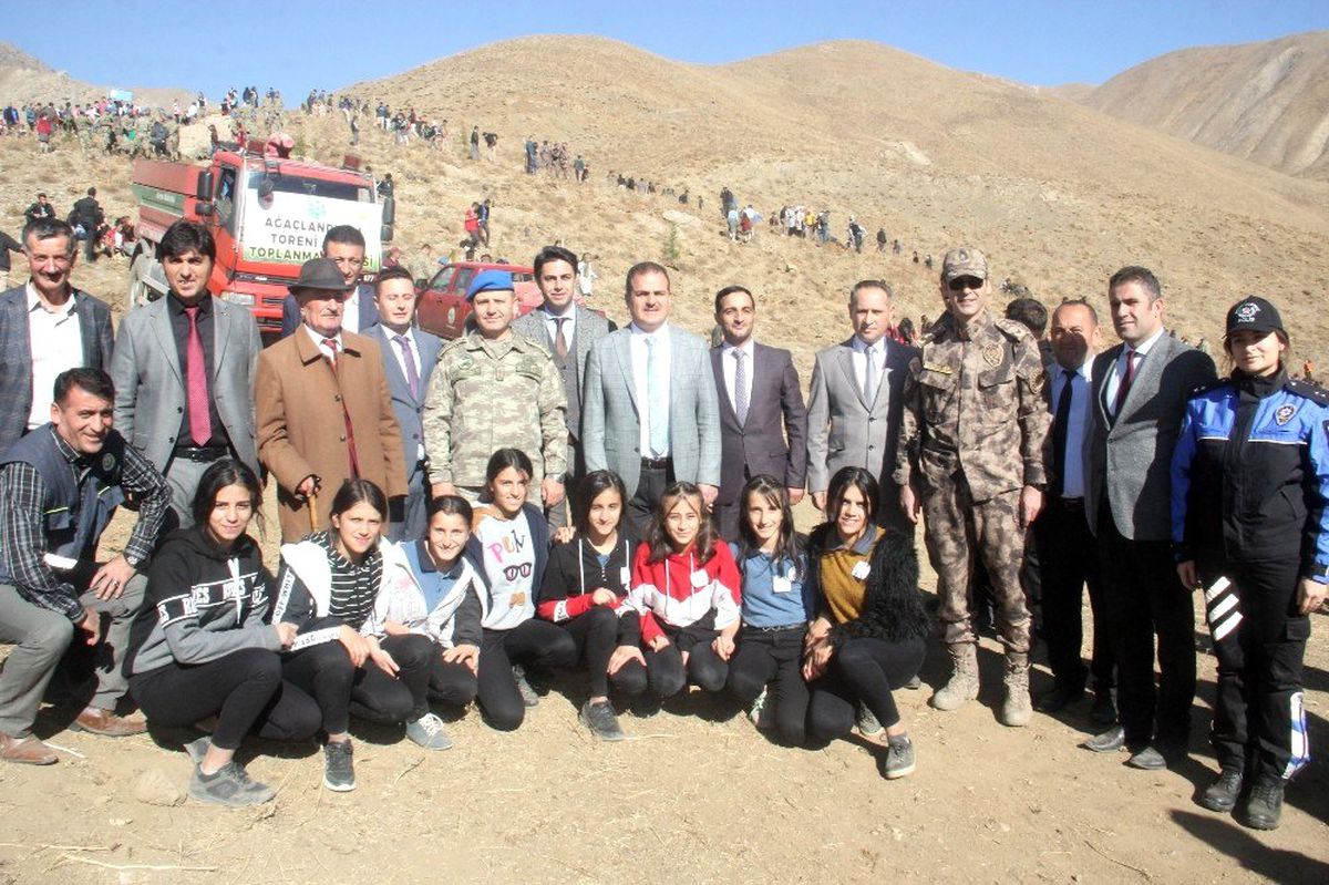 Hakkari\'de 50 bin fidan toprakla buluşturuldu