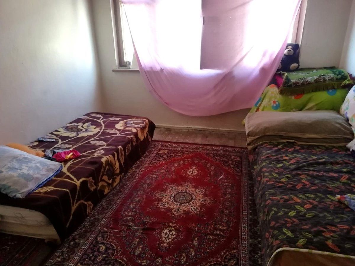 Harabe evde yaşayan Filistinli aile yardım bekliyor