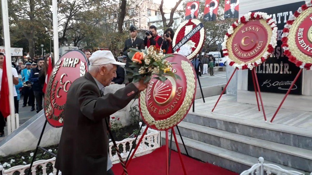 Her törende Ata\'sına koşuyor, yetiştirdiği çiçekleri sunuyor